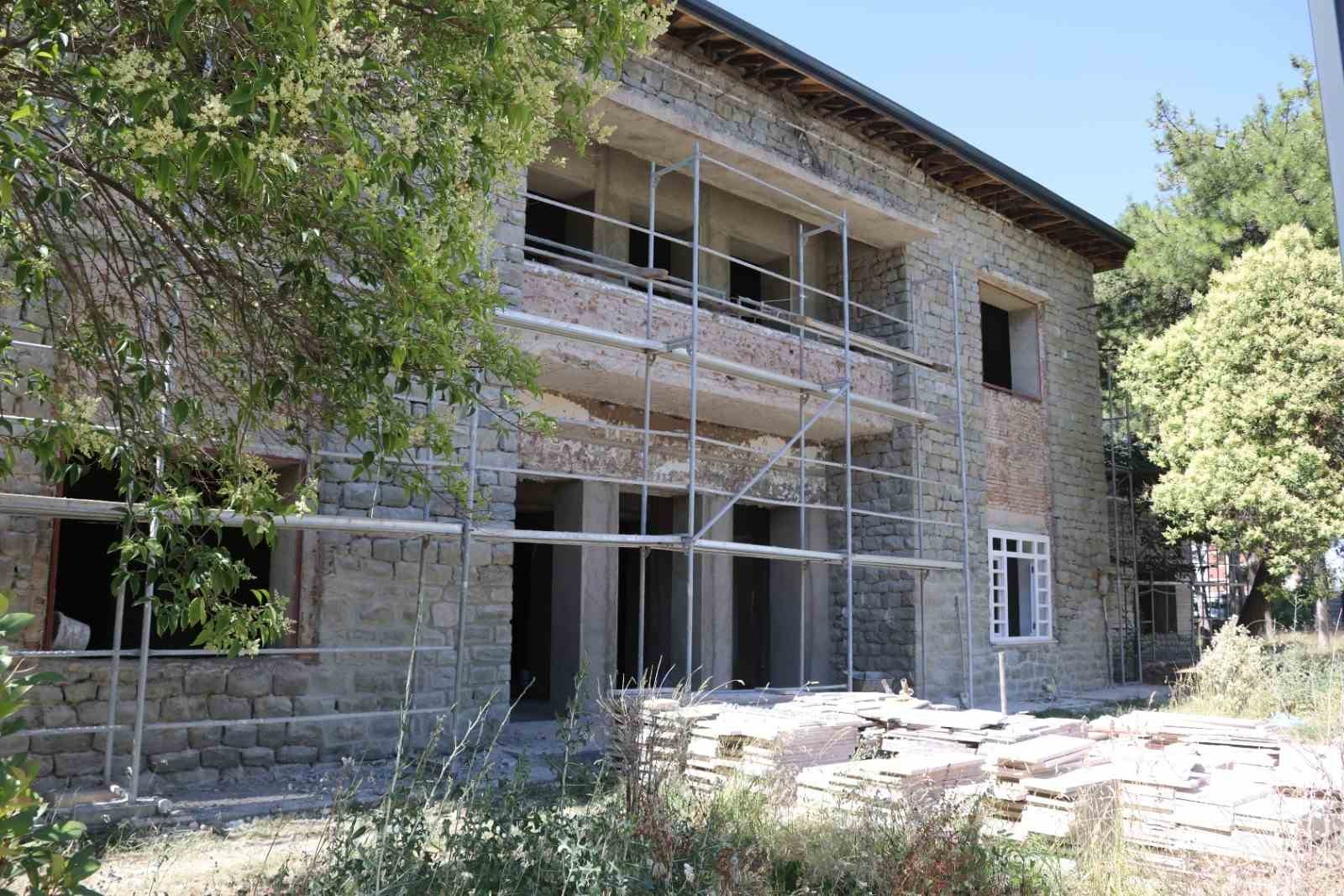 Tarihi öğretmenevinde restorasyon çalışmaları sürüyor