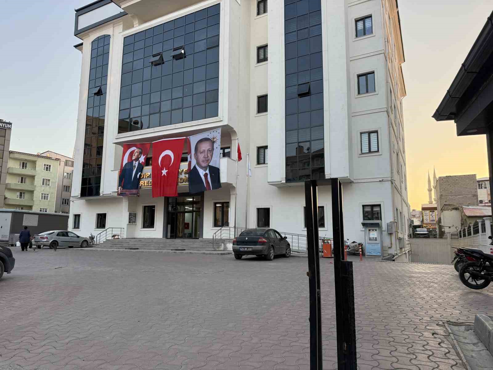 DEM Partili Iğdır Belediyesi binasına Cumhurbaşkanı Erdoğan’ın posteri asıldı