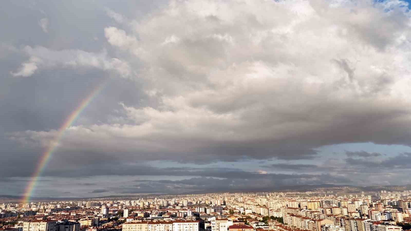 Kayseri semalarında g&ouml;kkuşağı g&uuml;zelliği
