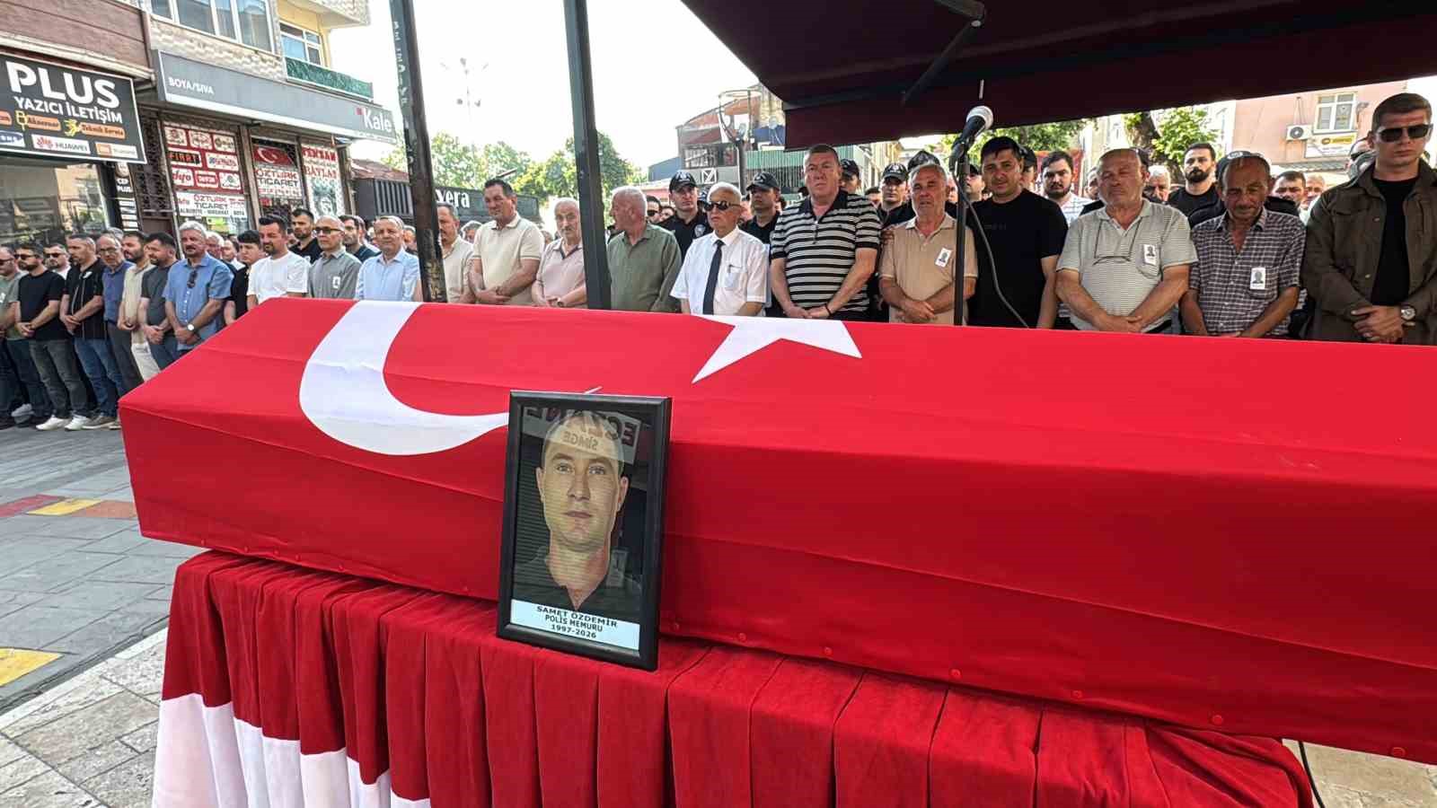 Evinde kalp krizi ge&ccedil;iren polis memuru son yolculuğuna uğurlandı