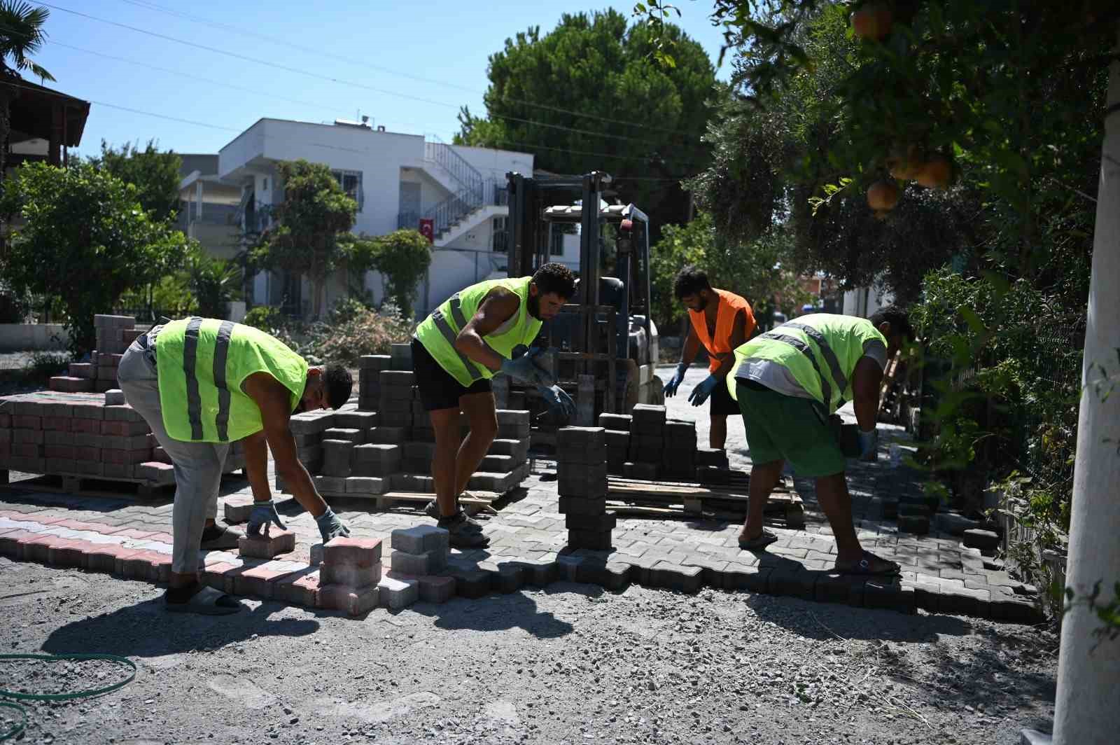 Kuşadası’nda yollar yenileniyor