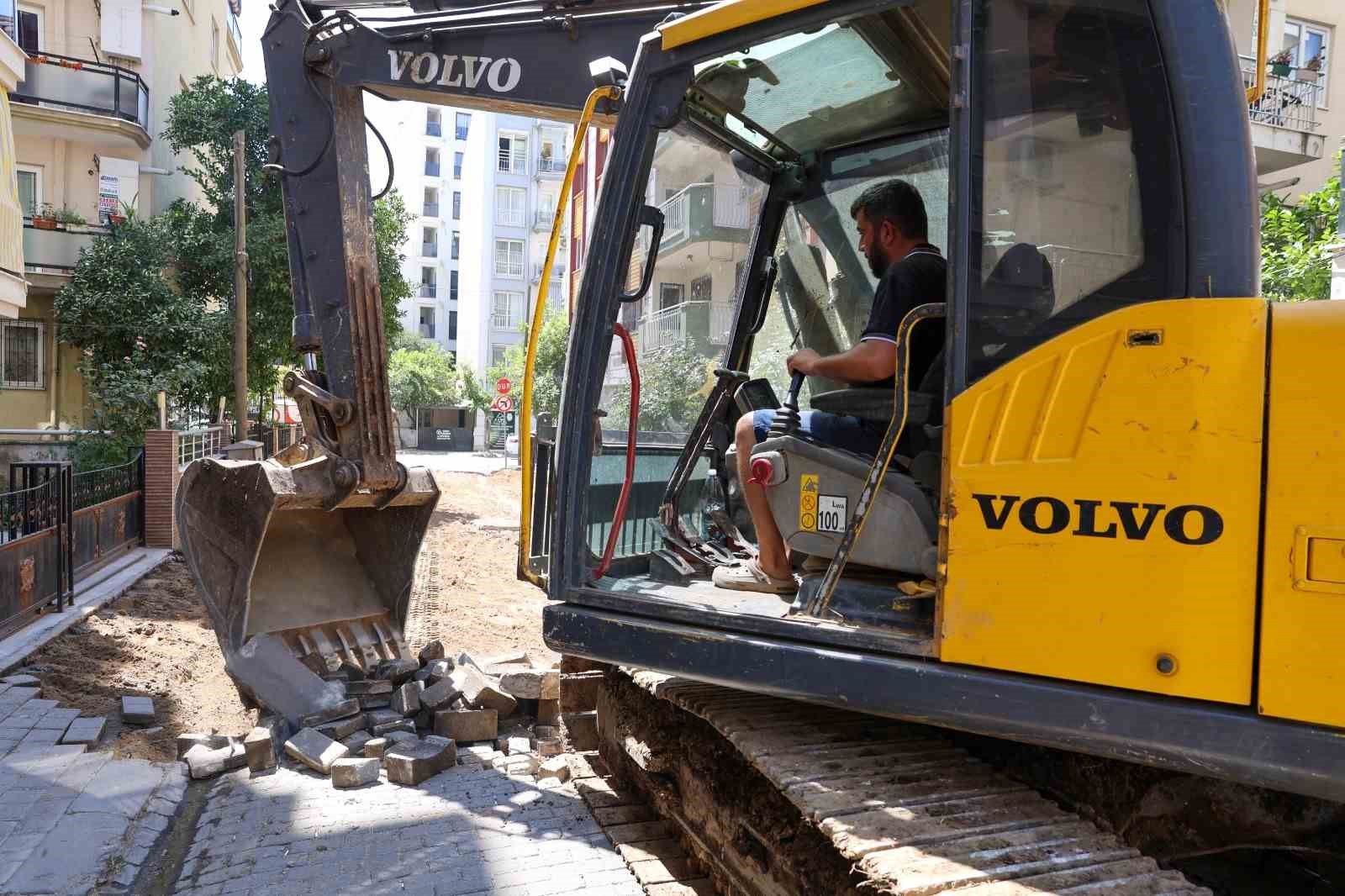 Efeler&rsquo;de yıpranan yollar yenileniyor
