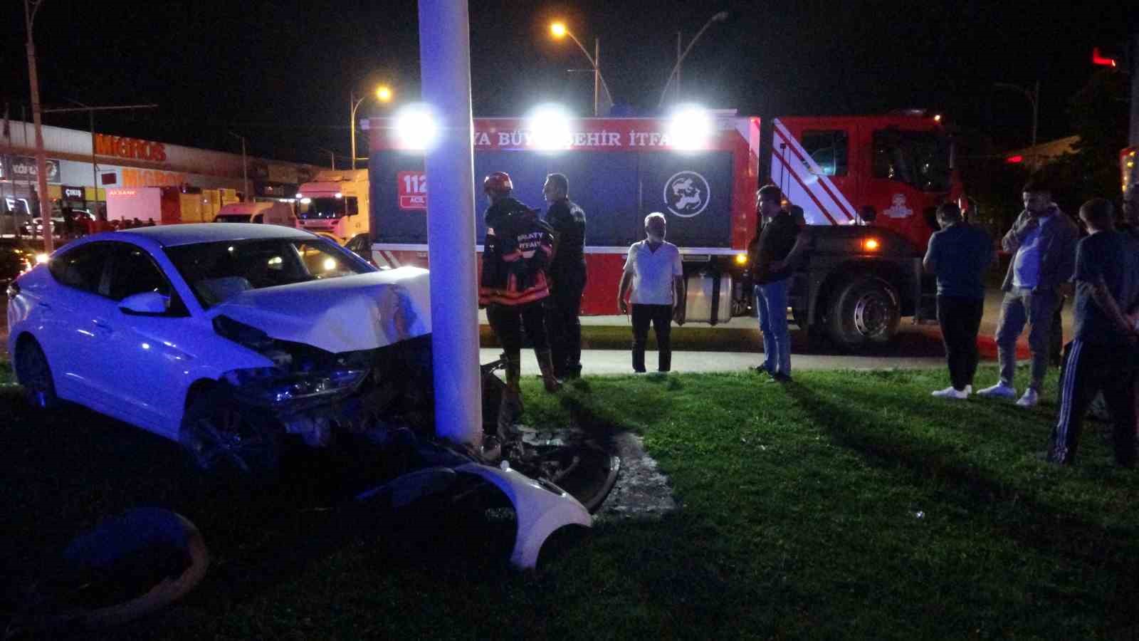 Otomobil, tramb&uuml;s direğine &ccedil;arptı: Yaralı s&uuml;r&uuml;c&uuml; ambulanstan ka&ccedil;tı