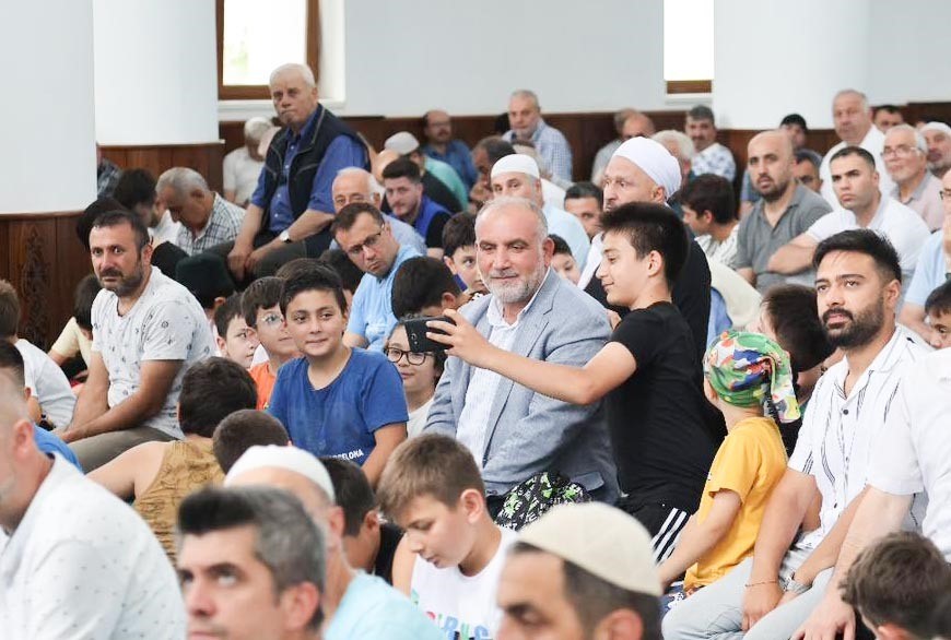 Canik&rsquo;te camiye gelen hediyeyi alıyor