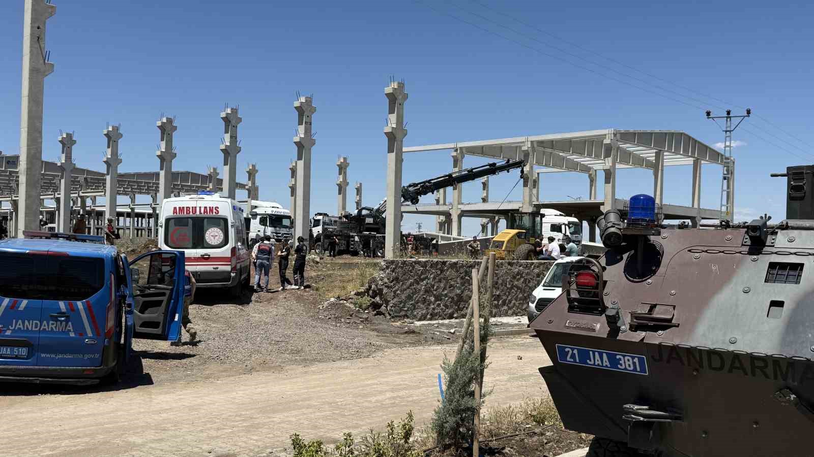 Yaklaşık 15 tonluk beton blok altında kaldılar: 1 &ouml;l&uuml;, 1 yaralı