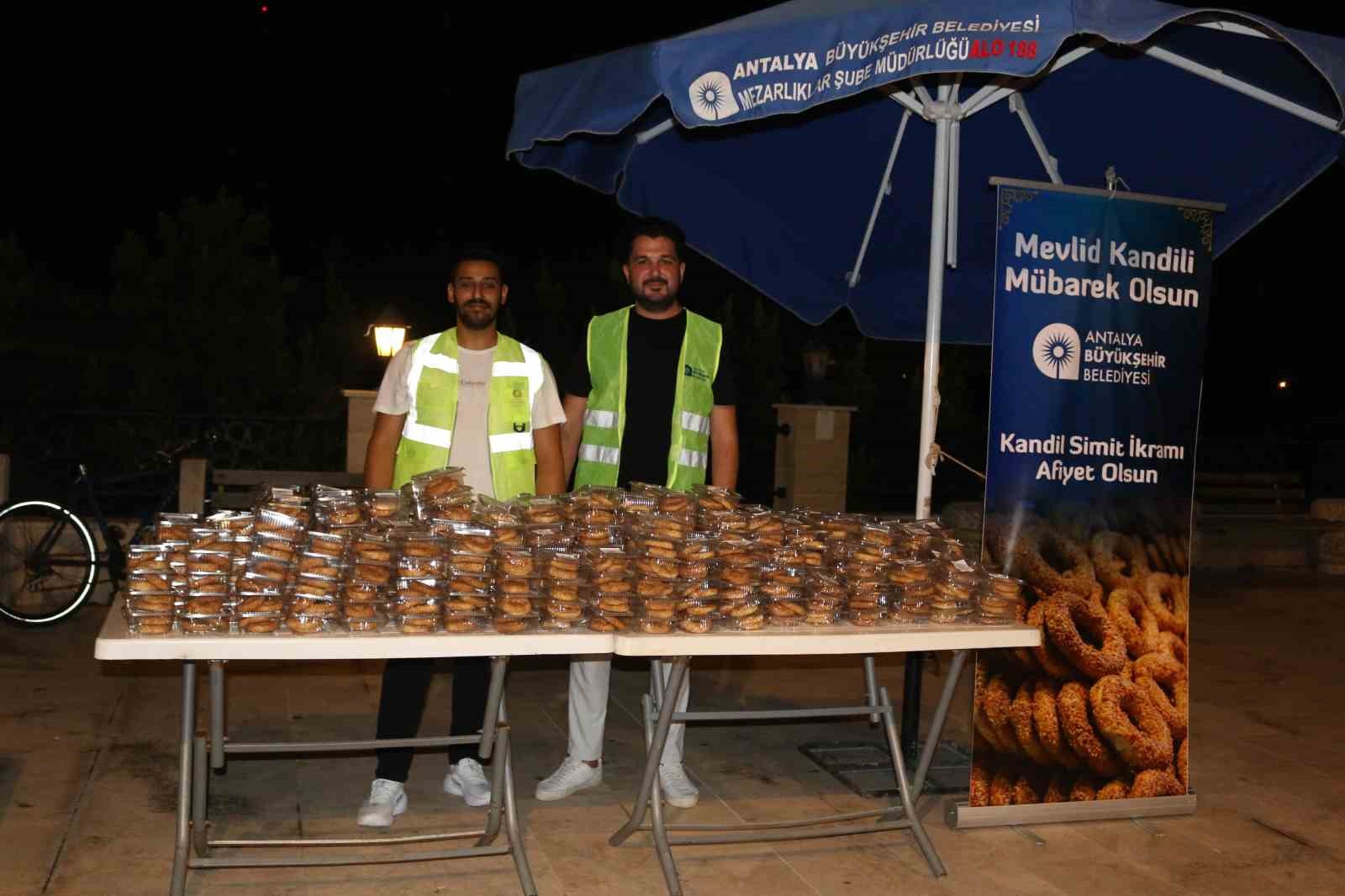 B&uuml;y&uuml;kşehir Mevlit Kandil&rsquo;inde 19 il&ccedil;ede lokma ikram etti