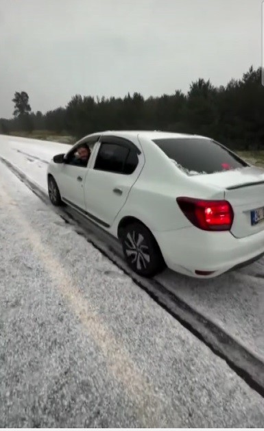 Kars&rsquo;ta Ağustos ayında kış s&uuml;rprizi! Sarıkamış beyaza b&uuml;r&uuml;nd&uuml;, ara&ccedil;lar yollarda mahsur kaldı