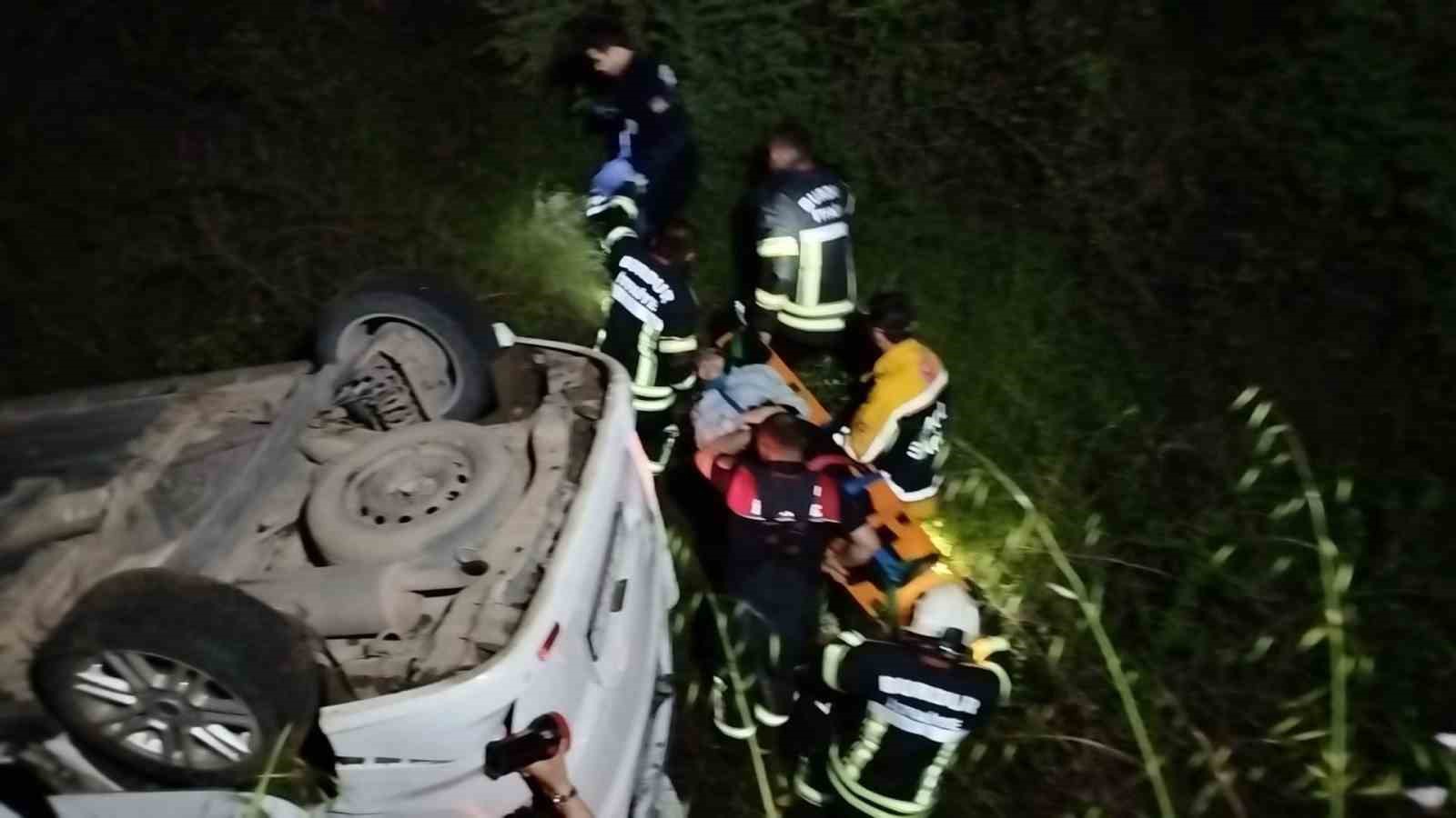 Burdur&rsquo;da kontrolden &ccedil;ıkan ara&ccedil; u&ccedil;uruma devrildi: 3 yaralı
