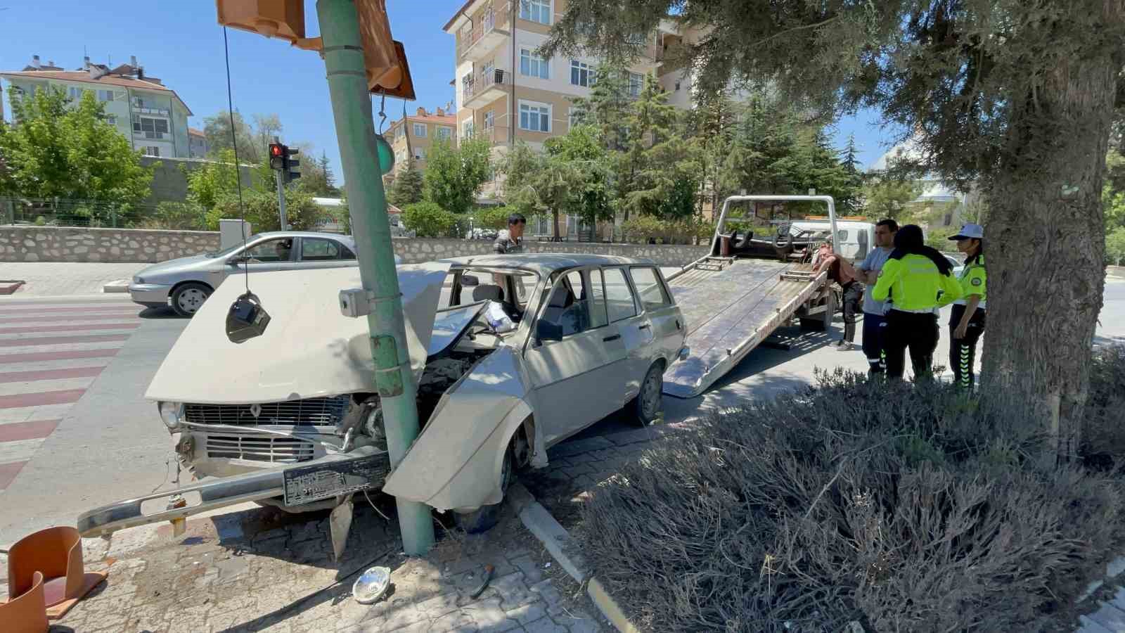 Karaman’da otomobil trafik lambasına çarptı: 1 yaralı