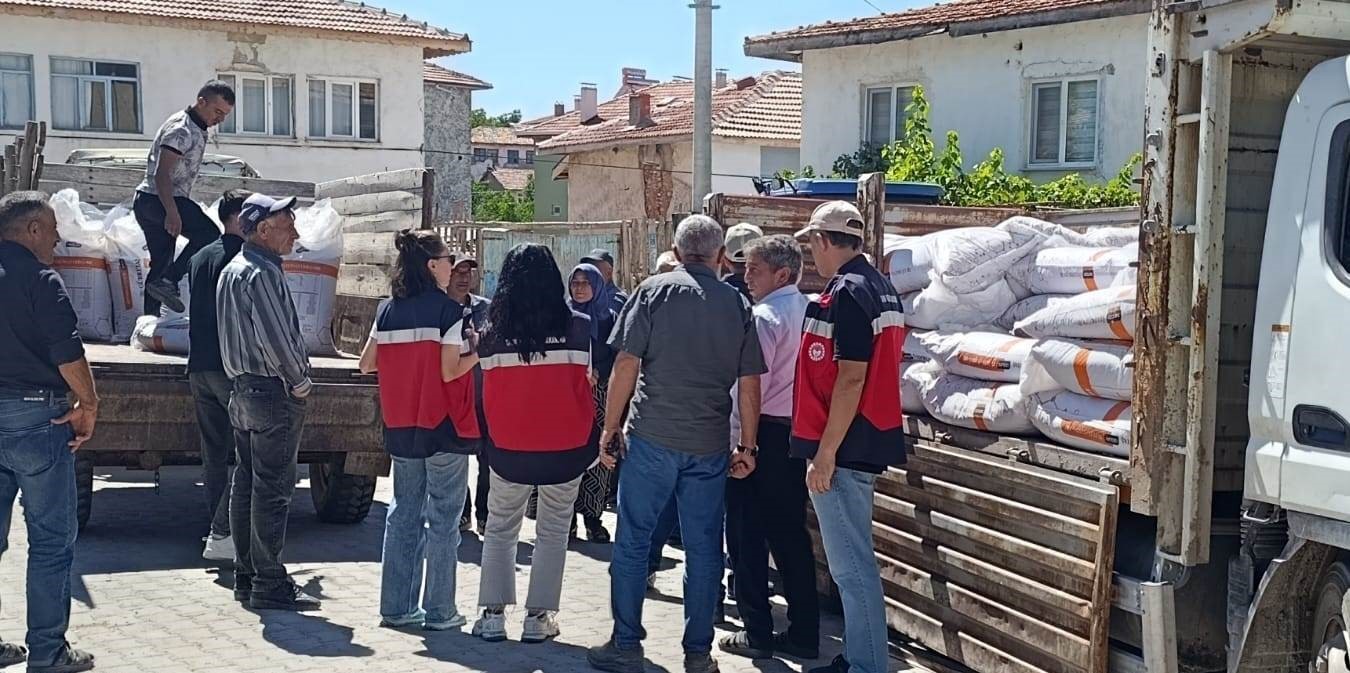 Hisarcık Karbasan köyünde organik adaçayı üreticilerine gübre desteği