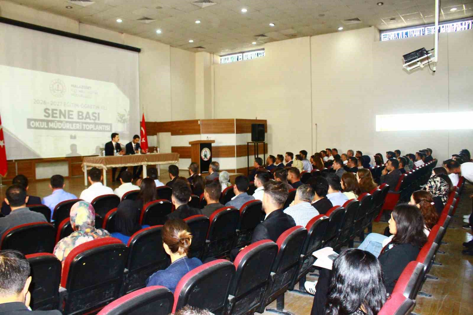 Malazgirt&rsquo;te okul m&uuml;d&uuml;rleriyle yeni d&ouml;nem toplantısı