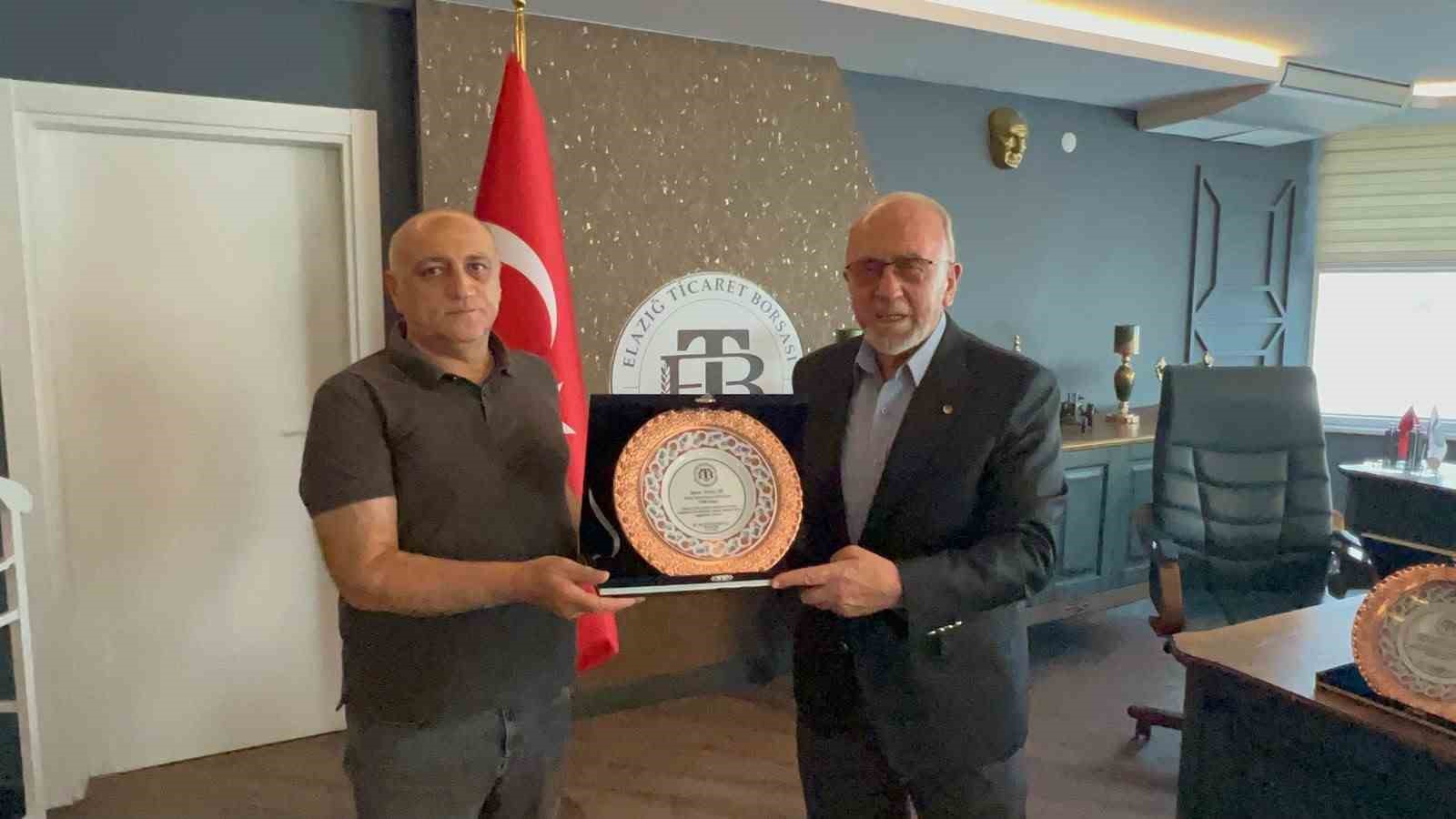 Elazığ Ticaret Borsası’nda emek veren meclis üyelerine teşekkür plaketi