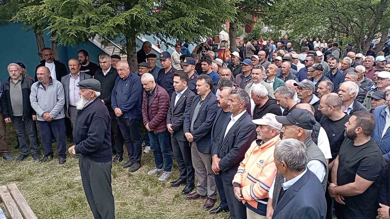 Rıza Çalımbay’ın annesi son yolculuğuna uğurlandı