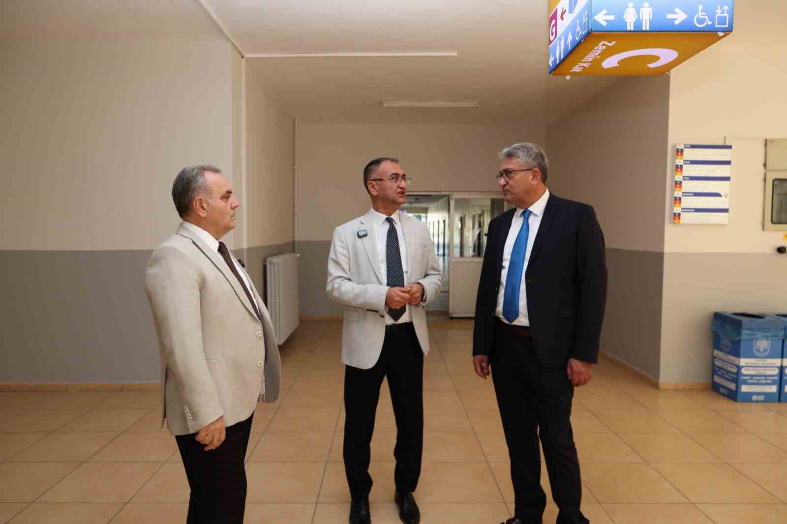 Rekt&ouml;r Altun&rsquo;dan yenileme &ccedil;alışmaları tamamlanan m&uuml;hendislik fak&uuml;ltesinde inceleme