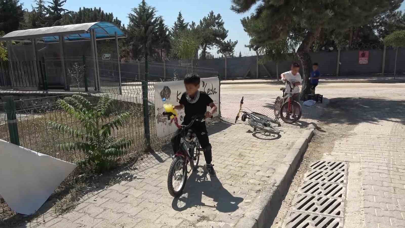 Üç kafadar çocuktan köşe başında limonata satışı
