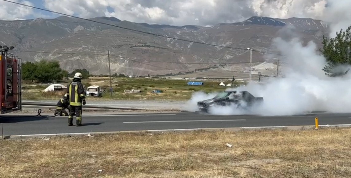 Erzincan&rsquo;da otomobil k&uuml;le d&ouml;nd&uuml;! S&uuml;r&uuml;c&uuml;n&uuml;n sigaralı m&uuml;dahalesi dikkat &ccedil;ekti