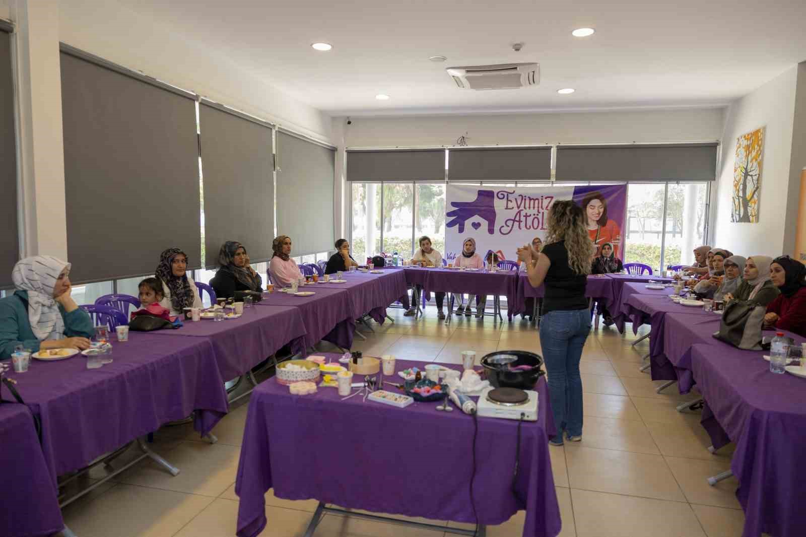 Mersin’de kadınlar mum yapımını öğreniyor