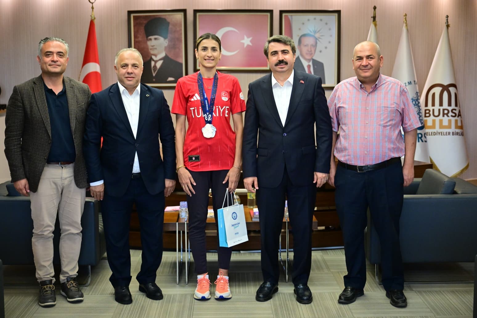 Milli tekvandocu Hatice Kübra İlgün, madalya sevincini yıldırım belediye başkanı oktay yılmaz’la paylaştı