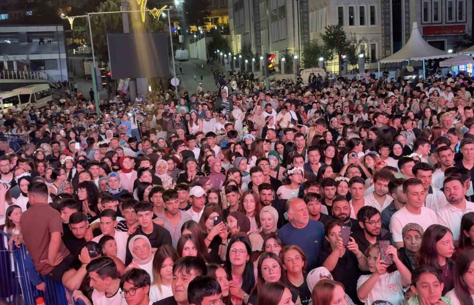 Belediye başkanı konserde şarkı s&ouml;yledi, vatandaşlar unutulmaz bir gece yaşadı