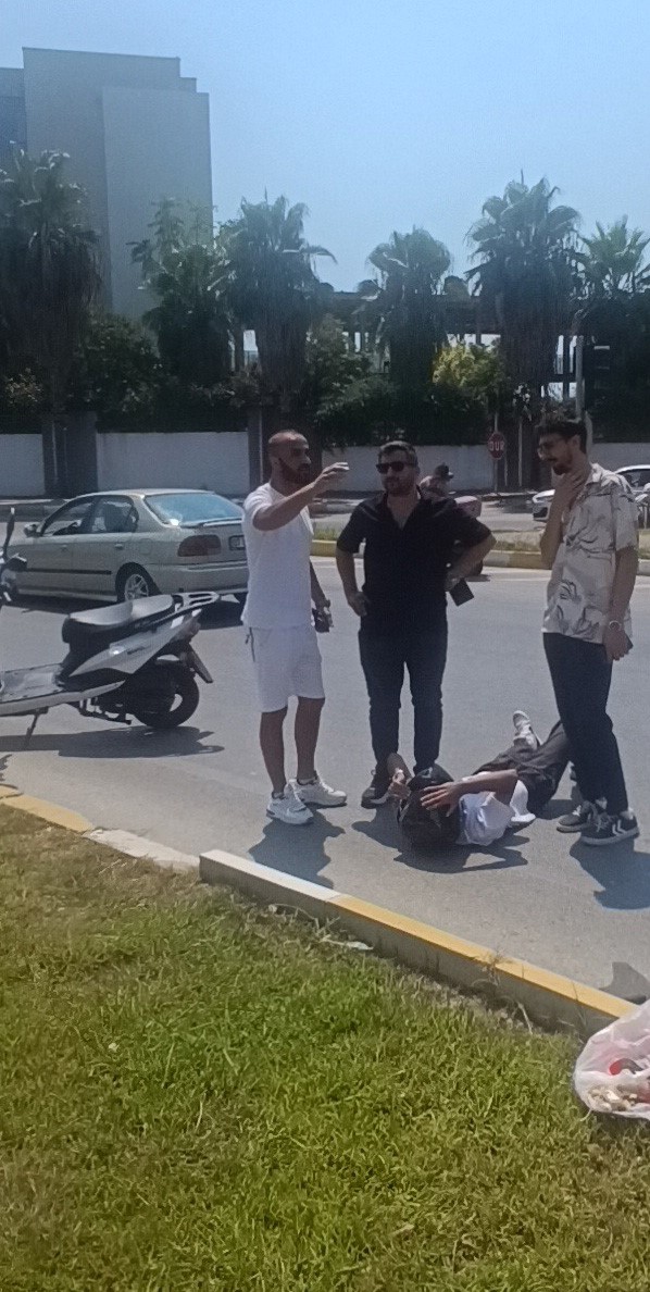 Yangına giden itfaiyeye yol vermek isterken minibüse çarptı