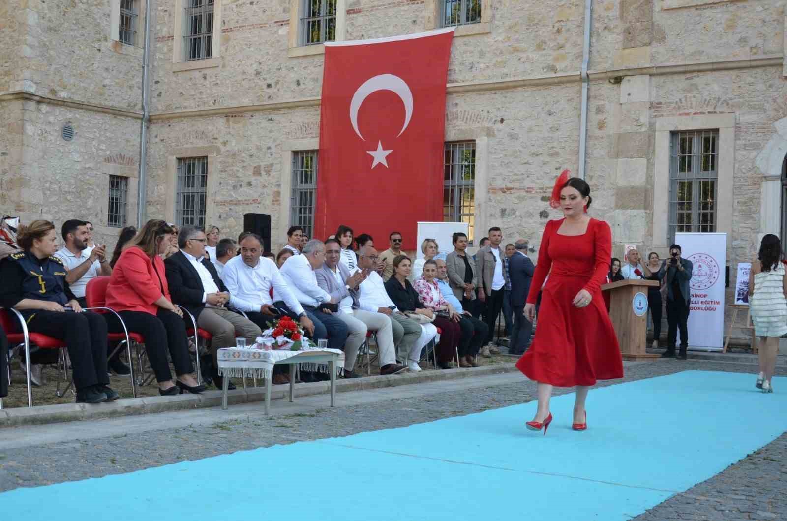 "Sinop Kırmızısı" defilesine büyük ilgi