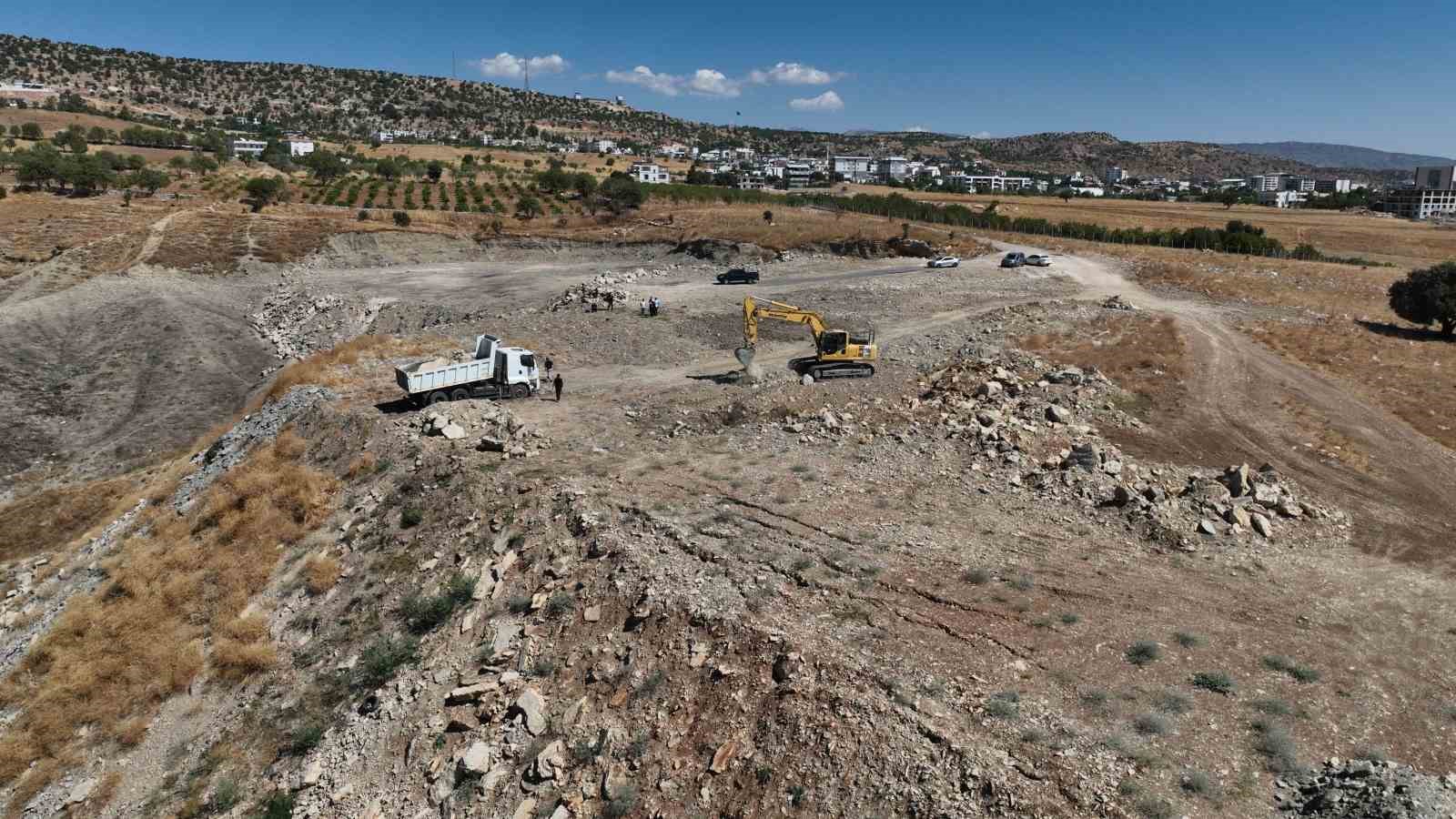 Dicle&rsquo;de 15 yıllık &ccedil;&ouml;p depolama alanı rehabilite edildi