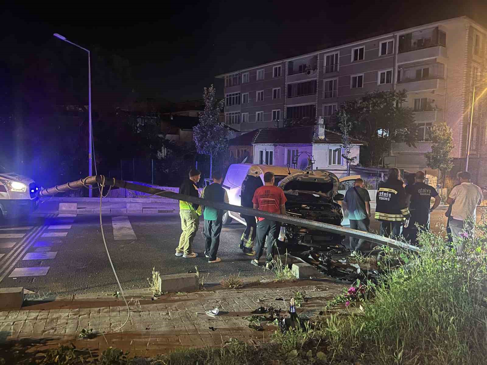 Çorlu’da aydınlatma direğine çarpan araç hurdaya döndü