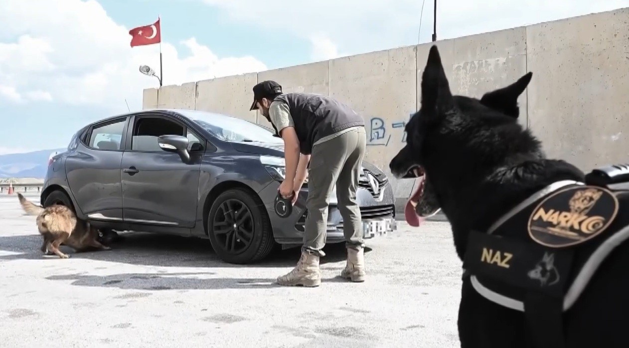 Narkotik operasyonlarının kahramanı narkotik köpeği emekli oldu