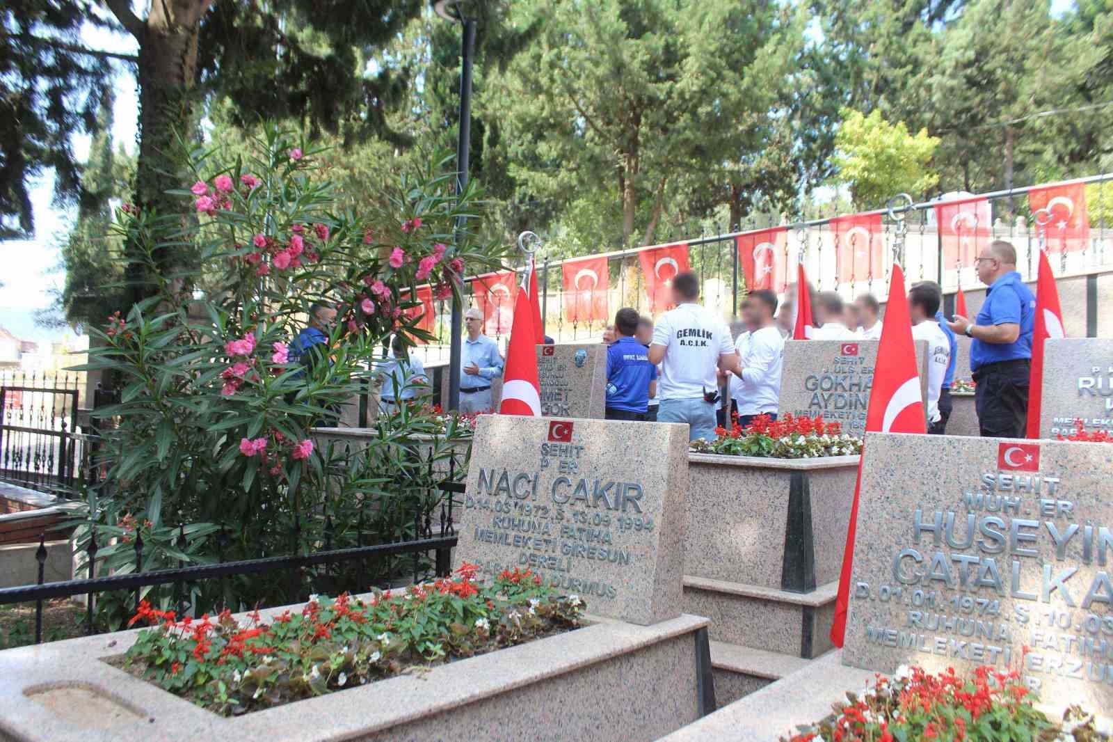 Hükümlü ve cezaevi personelinden şehitliğe anlamlı ziyaret