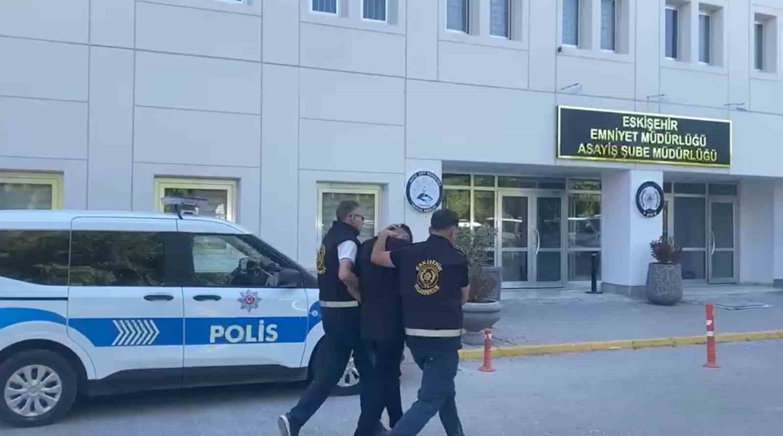 Elini öptüğü yaşlı adamın 2 milyon liralık altınını çalan dolandırıcı başka bir vurgunun parasıyla yakalandı