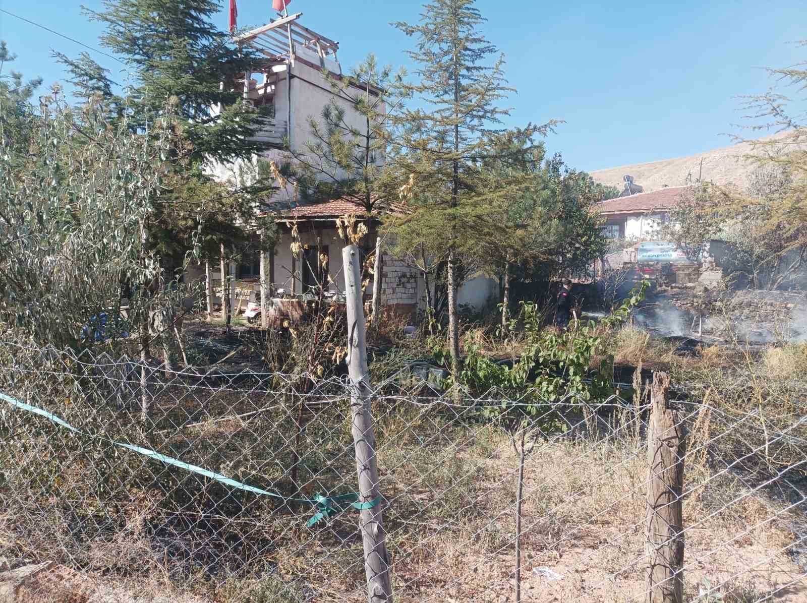Bah&ccedil;esindeki otları yakan yaşlı adam alevler arasında kalarak &ouml;ld&uuml;