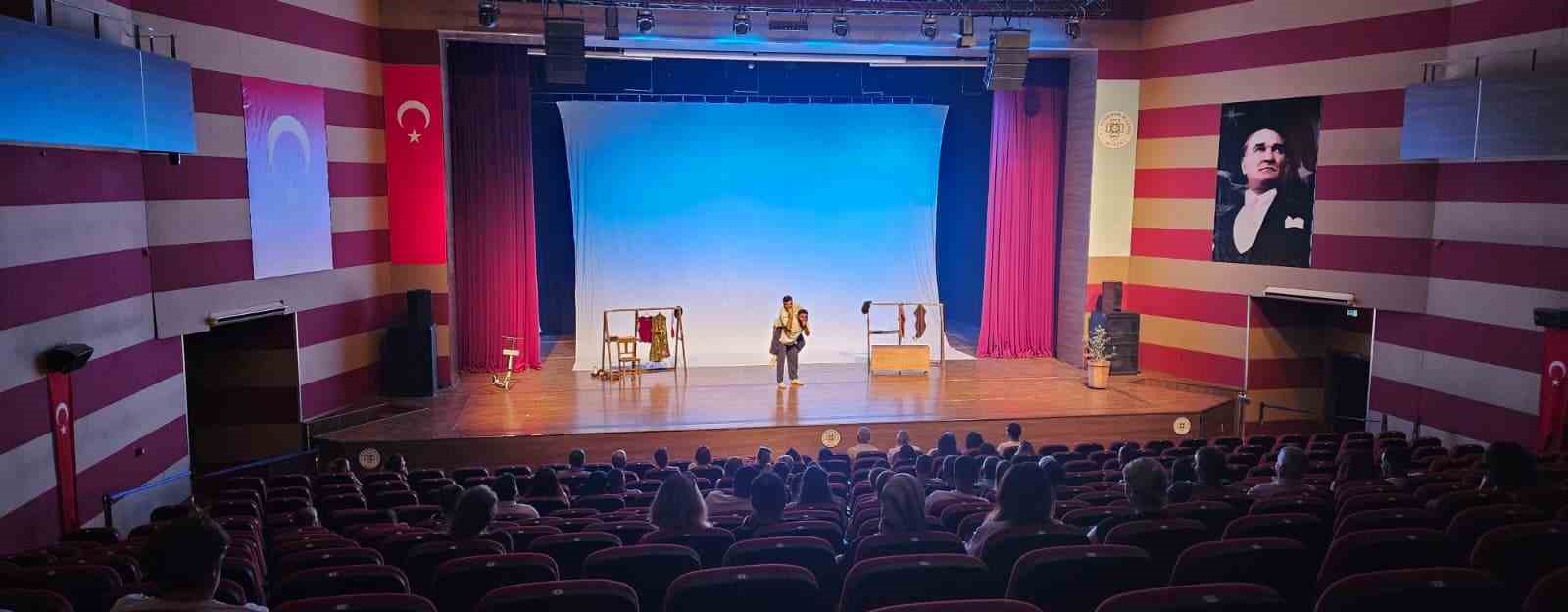 Bodrum Belediyesi Şehir Tiyatrosu Muğla&rsquo;da sanatseverlerle buluştu