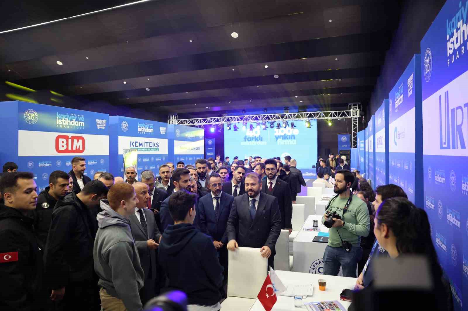 Bakan Işıkhan Arnavutk&ouml;y Belediyesi&rsquo;nin istihdam &ccedil;alışmaları kapsamında &uuml;reten gen&ccedil;lerle buluştu