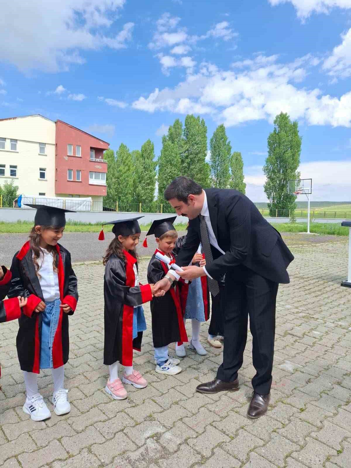 Arpaçay Atatürk İlkokulu’nda yıl sonu şenliği ve mezuniyet coşkusu