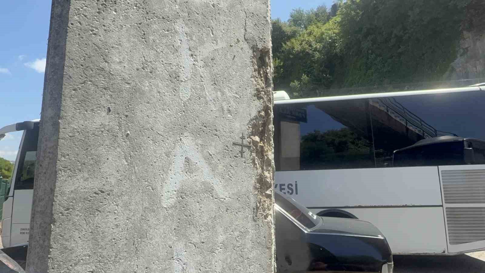 Zonguldak’ta hasar gören üst geçit, yaya ve araçları tedirgin ediyor