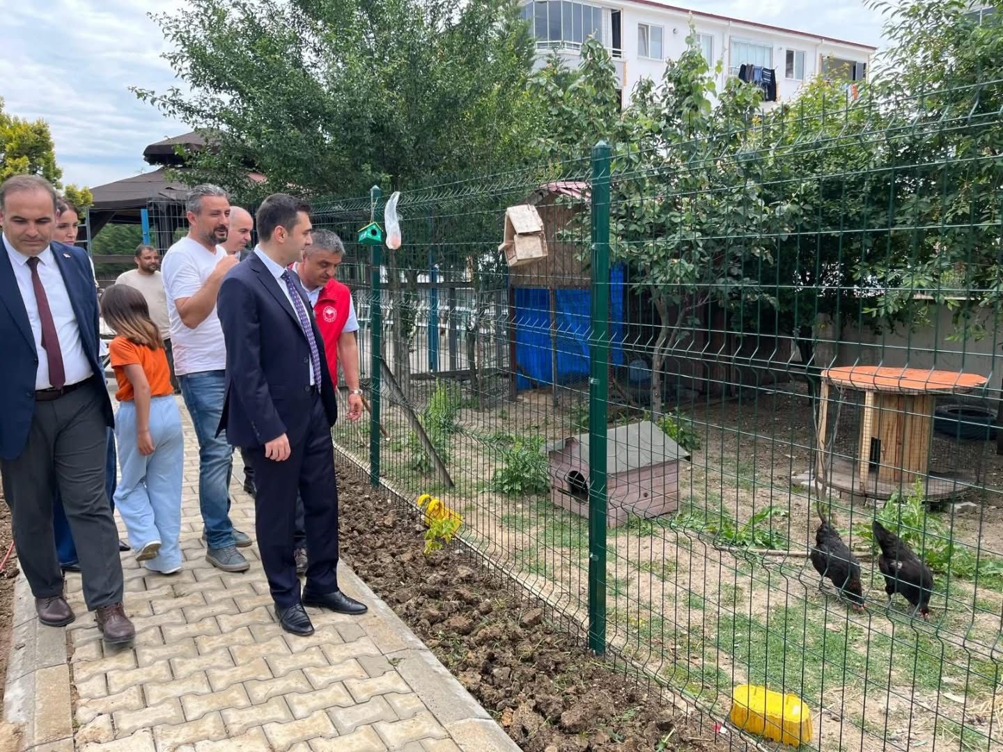 Öğrenciler yetiştirdikleri fideleri toprakla buluşturdu
