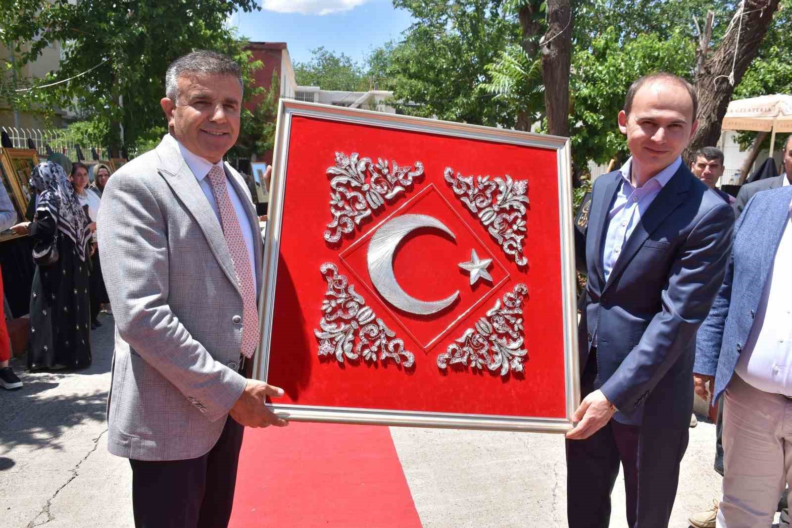 Siverek&rsquo;te hayat boyu &ouml;ğrenme haftasında el emeği &uuml;r&uuml;nler sergilendi