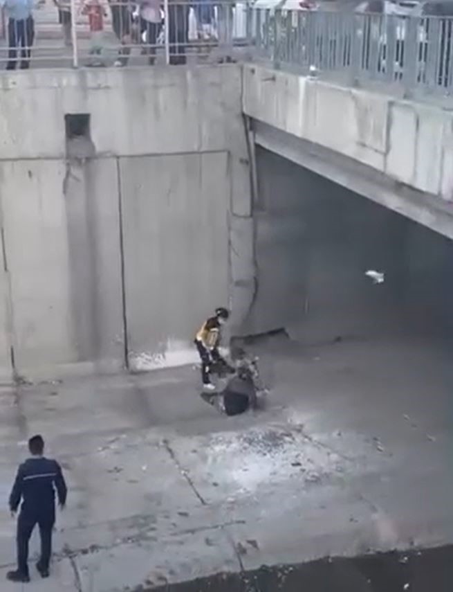 Polisten kaçan kadın dereye atladı, ayağını kırarak hastanelik oldu; o anlar kamerada