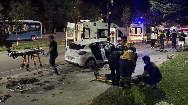 Kontrolden &ccedil;ıkan otomobil aydınlatma direğine saplandı: 4 yaralı