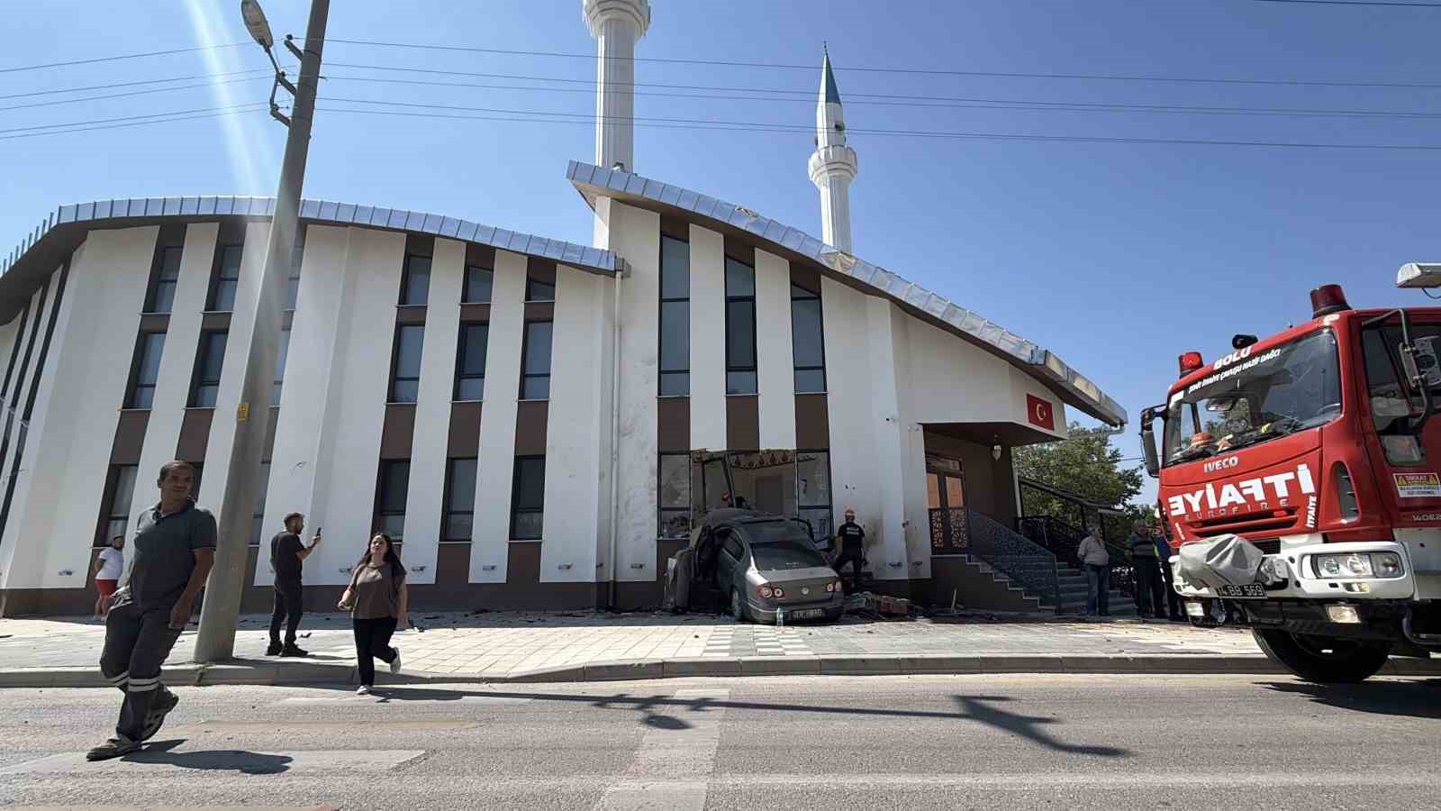 Bolu&rsquo;da 84 metre savrulup caminin imam odasına dalan aracın s&uuml;r&uuml;c&uuml;s&uuml; alkoll&uuml; &ccedil;ıktı: 290 bin lira ceza kesildi