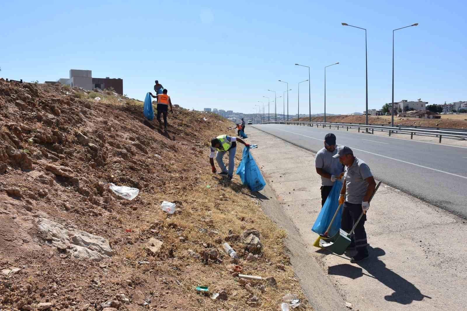 Siirt&rsquo;te &ccedil;evre yolunda kapsamlı temizlik mesaisi
