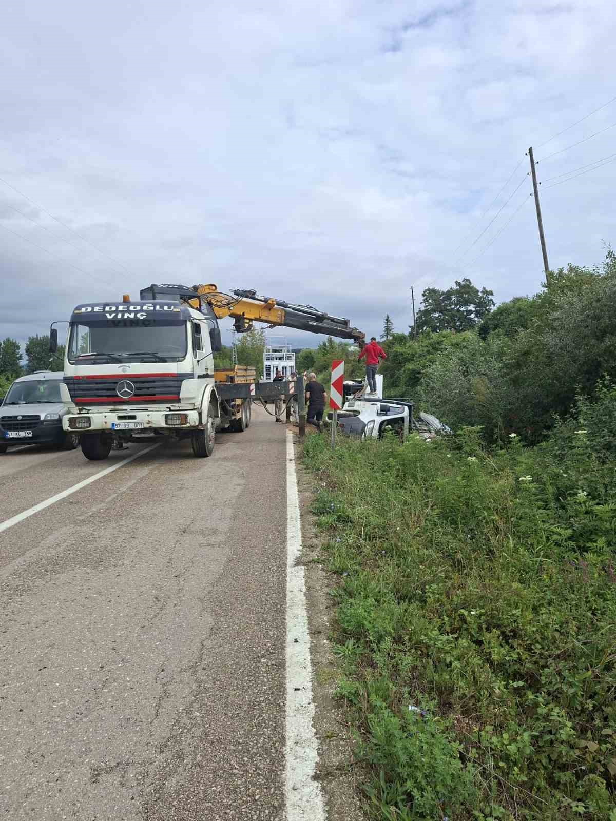 Sinop’ta cam yüklü kamyonet yoldan çıktı