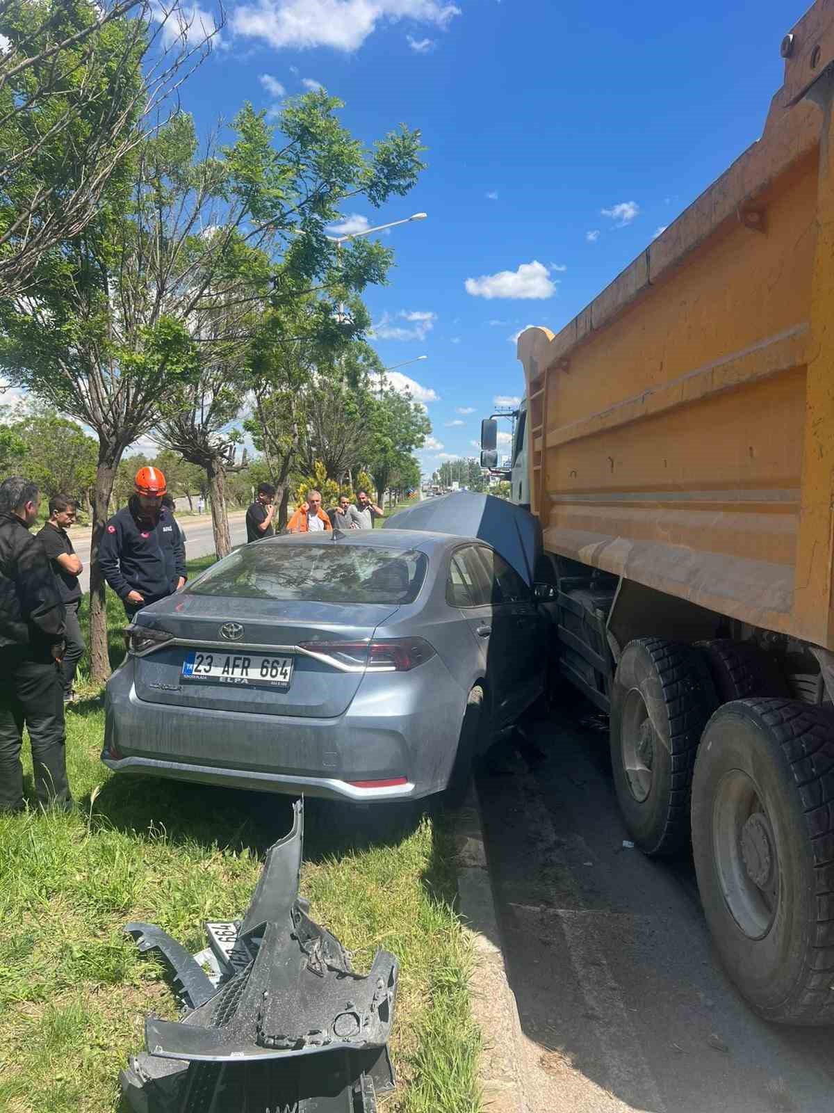 Muş’ta kamyon ile otomobil çarpıştı: 1 yaralı