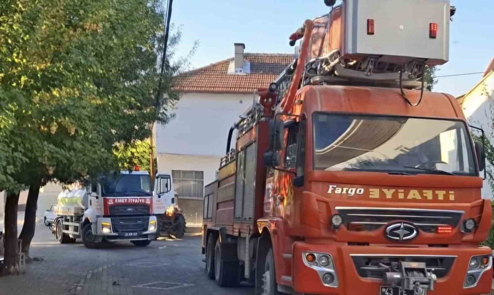 Emet’teki köy fırınında başlayan yangın çevre binalara sıçramadan söndürüldü
