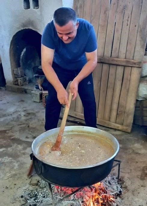 Sarıg&ouml;l&rsquo;de aşure kazanları kaynamaya başladı