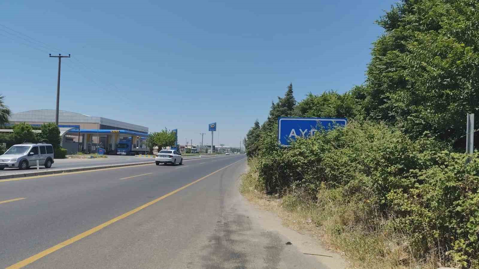 Karayolu üzerindeki Aydın tabelası çalılar arasında kaldı