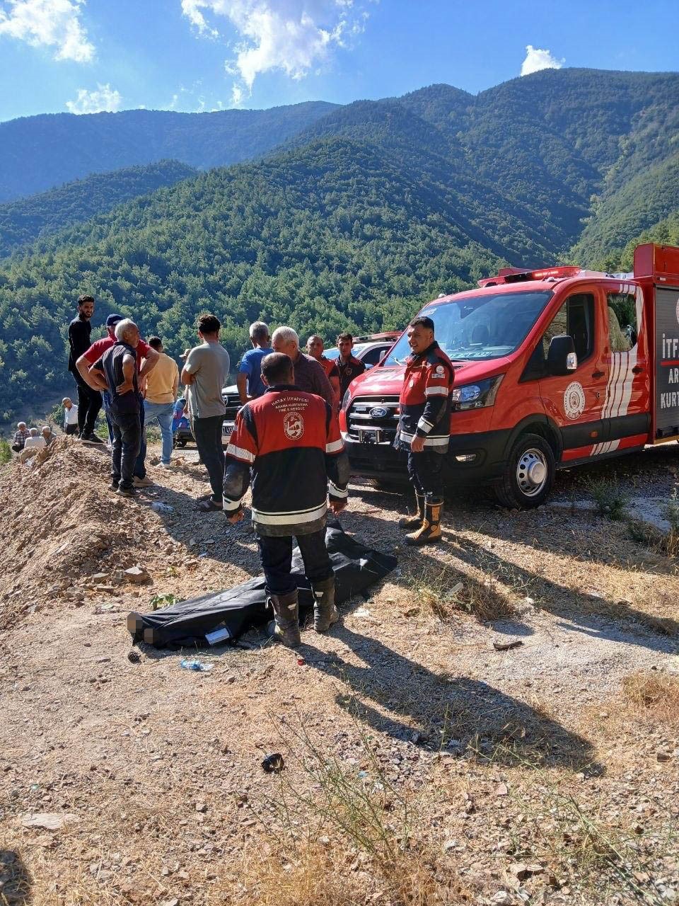 U&ccedil;urumdan yuvarlanan yaşlı motosiklet s&uuml;r&uuml;c&uuml;s&uuml; &ouml;ld&uuml;
