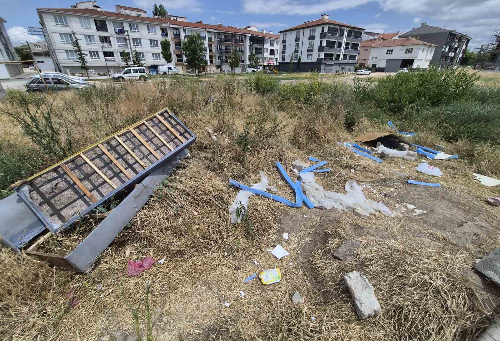 Sorumsuzca çevreye atılan eski ev eşyaları görüntü kirliliğine yol açıyor