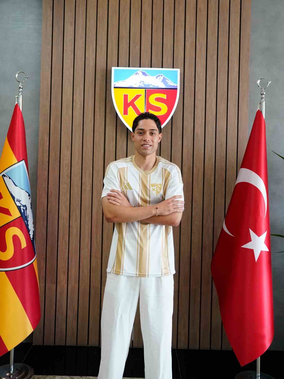 Kayserispor, Talha Sarıarslan ile 3 yıllık sözleşme imzalandı