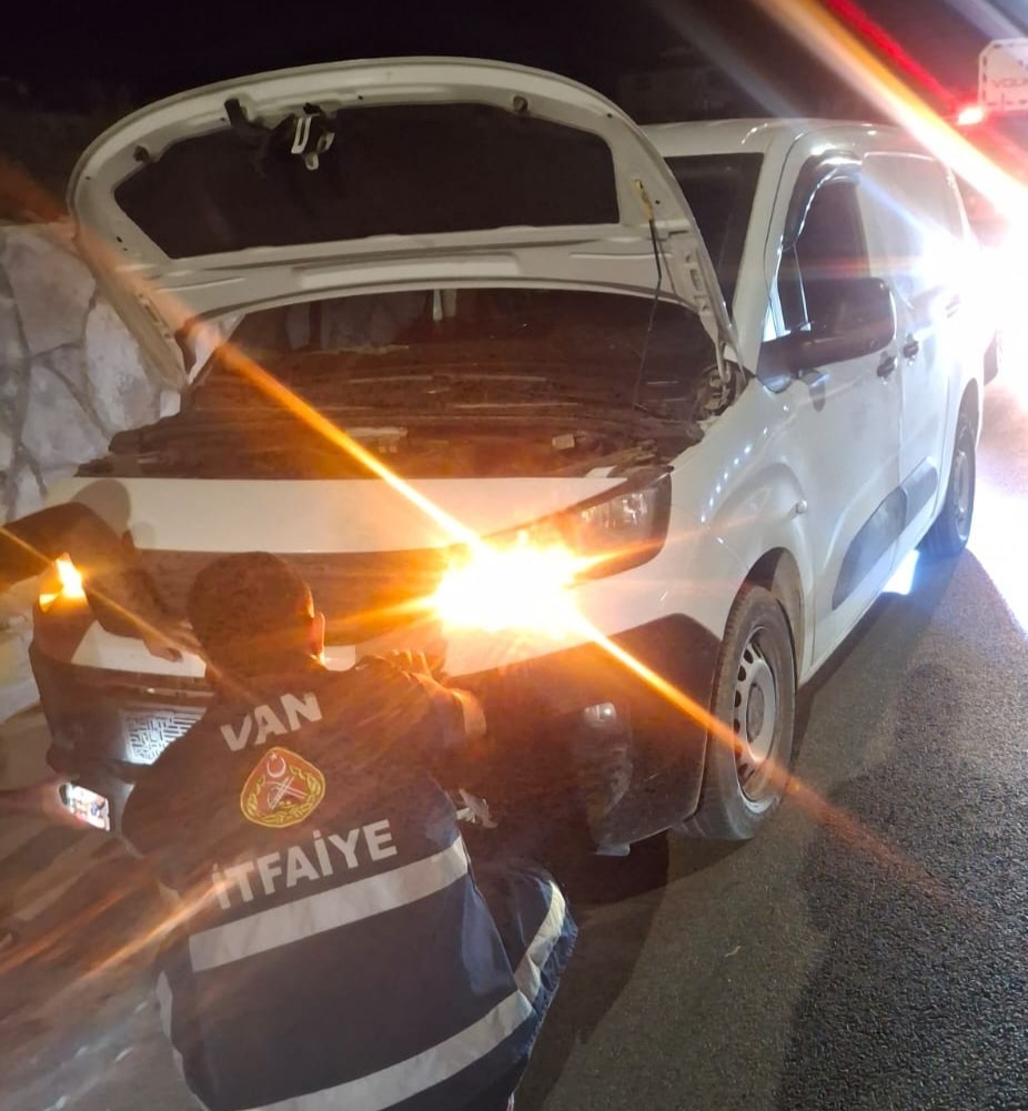 Van’da kamyonetin çarptığı köpeği kurtardı